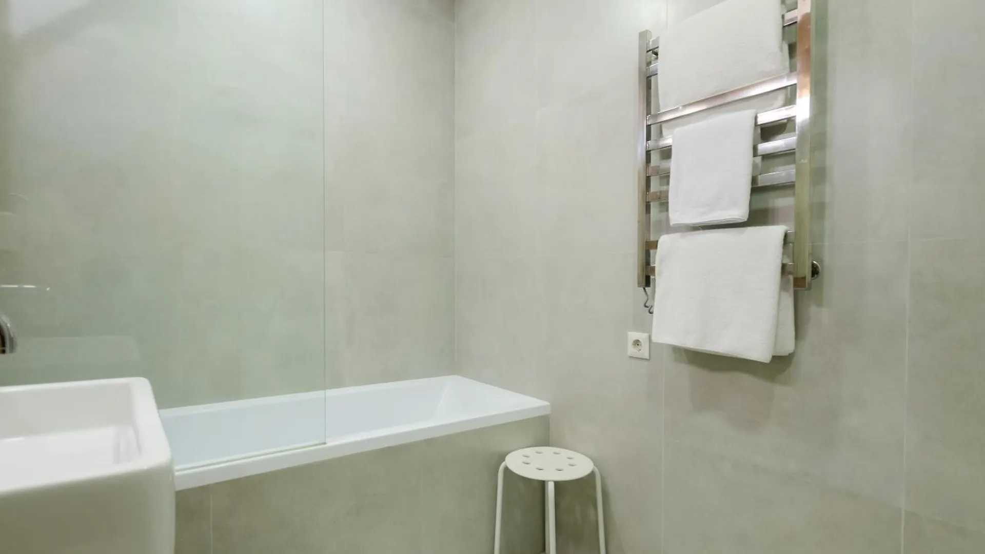 Petrovdom 234-241-86-96 In City View Apartments At Rc Kvartet,Near Central Railway Station Kiev