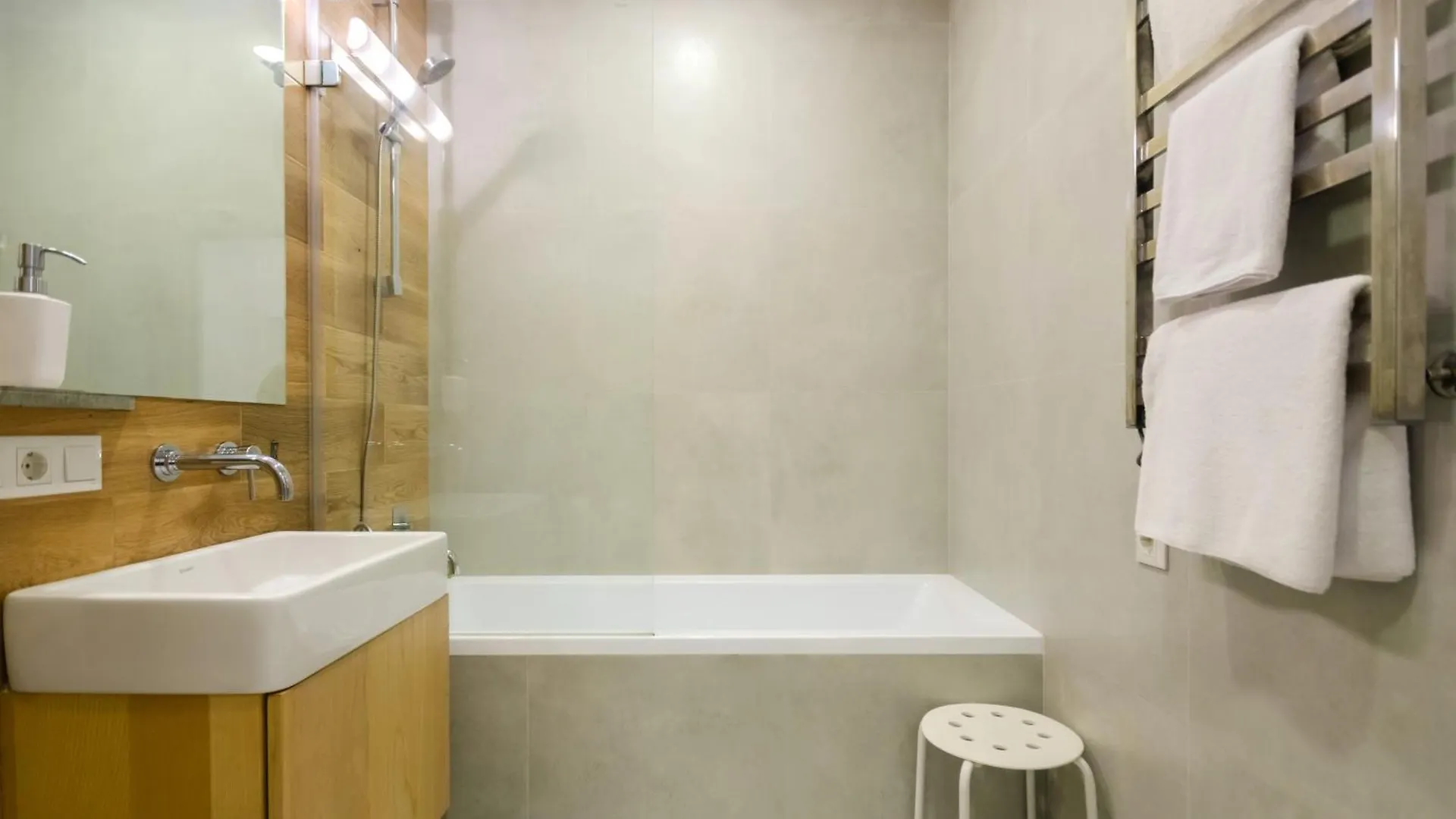 Petrovdom 234-241-86-96 In City View Apartments At Rc Kvartet,Near Central Railway Station Kiev Ukrayna