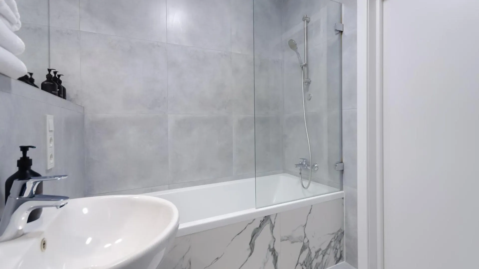 Petrovdom 234-241-86-96 In City View Apartments At Rc Kvartet,Near Central Railway Station Kiev