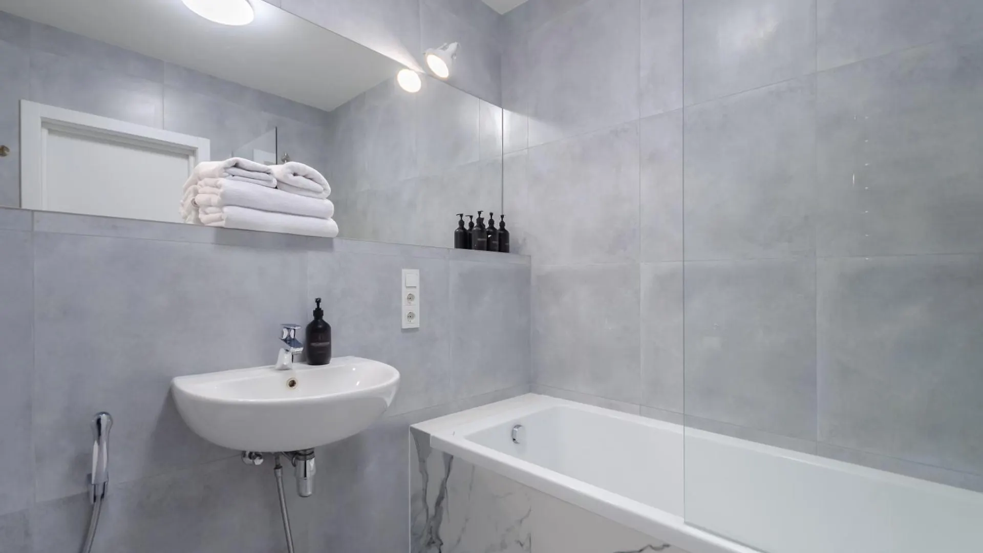 Petrovdom 234-241-86-96 In City View Apartments At Rc Kvartet,Near Central Railway Station Kiev