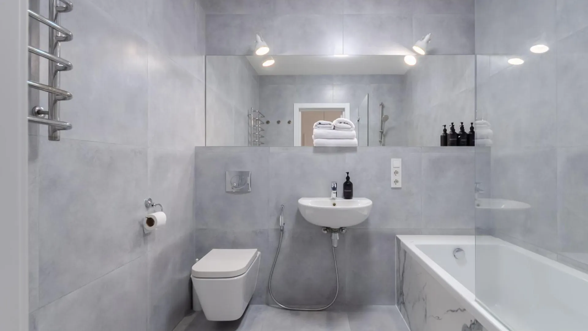 Petrovdom 234-241-86-96 In City View Apartments At Rc Kvartet,Near Central Railway Station Kyiv
